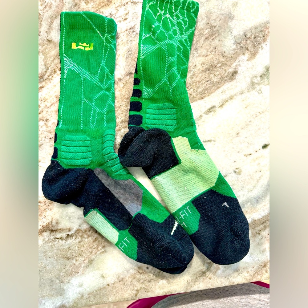 NIKE hyperElite Lebron James Mens Socks green volt basketball medium